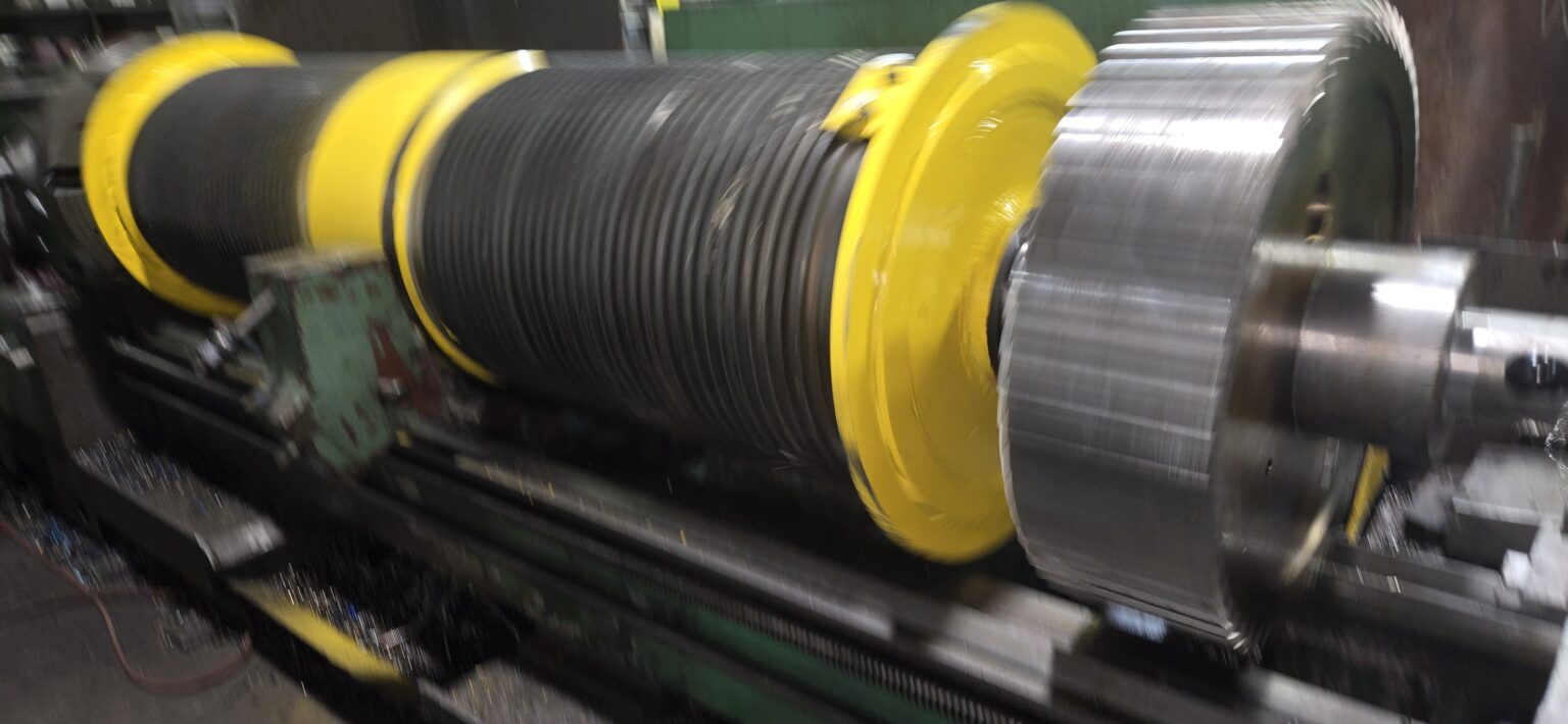 Large grooved cable drum for a shipyard crane, machined on the lathe
