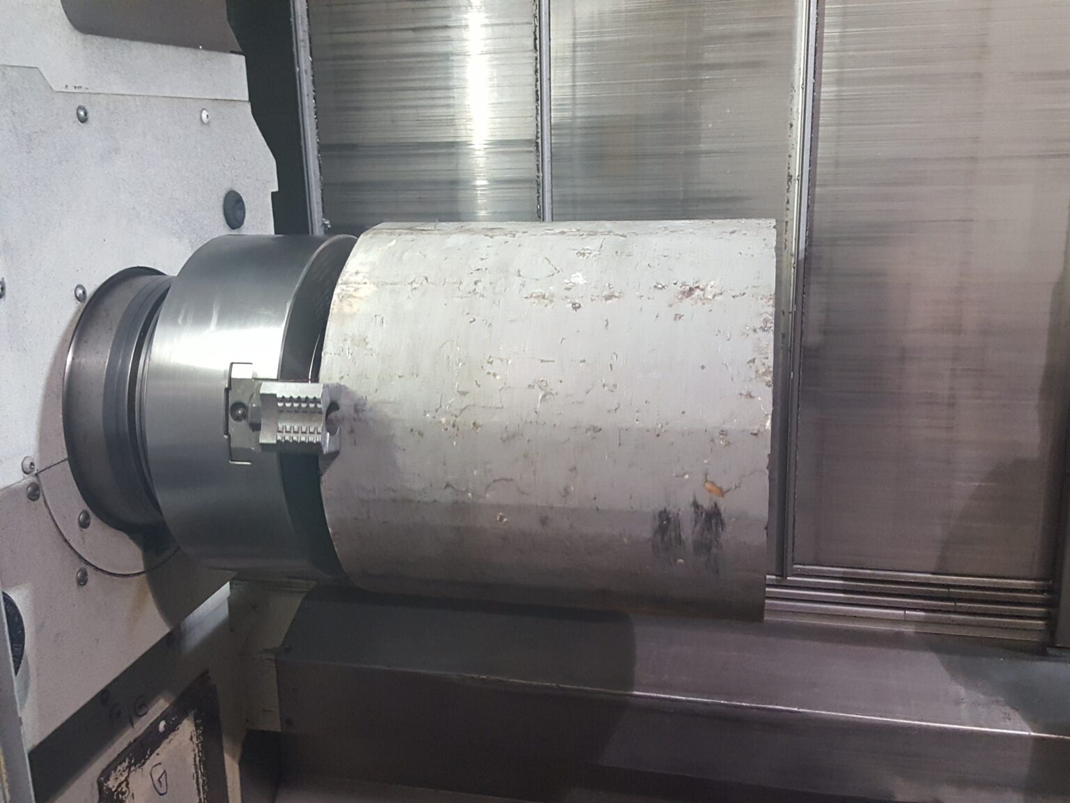 Blown film die mandrel held in the machine during turning