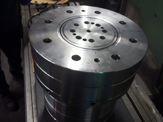 Machined die plate with drilled and tapped hole pattern