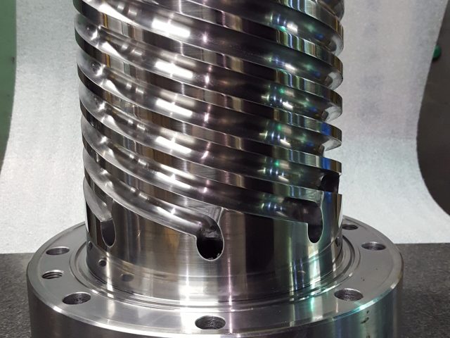 Spiral mandrel die component with machined helical channels