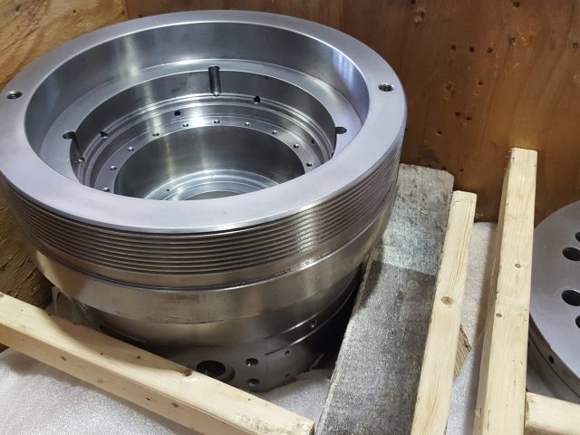 Machined flange ring with bored centre for an extrusion die assembly