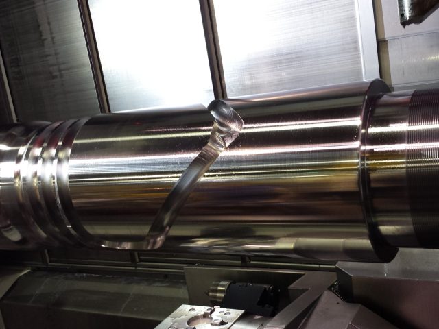 Flight geometry cut into an extruder screw on the machine, mixing groove running into the threaded section