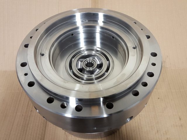Spiral distribution ring with its flow grooves machined into the recessed face