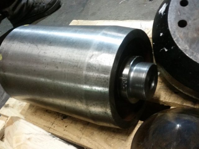 Turned steel roll on the pallet, threaded journal machined at the end