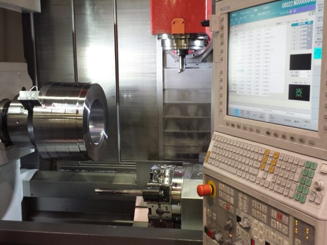 Program running on the control while a cylinder is machined in the mill-turn behind